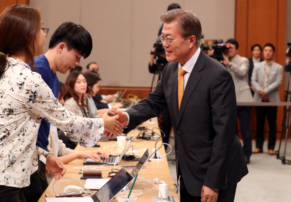 문재인 대통령(왼쪽)이 19일 오후 춘추관 대브리핑실에서 김이수 헌법재판소장 인사발표를 하기 위해 입장해 기자들과 인사를 니누고 있다. 2017. 05. 19 청와대사진기자단