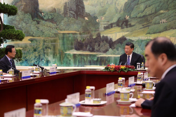 시진핑 중국 국가주석이 19일 오전 중국 베이징 인민대회당 푸젠홀에서 이해찬 중국 특사와 특사단과 면담하고 있다. 연합뉴스