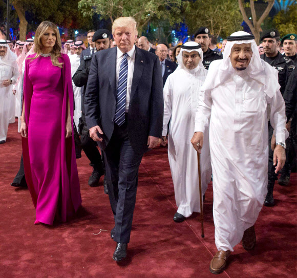 사우디 아라비아를 방문 중인 도널드 트럼프 미국 대통령(왼쪽에서 두번째)와 퍼스트레이디 멜라니아 여사가 20일(현지시간) 무라바 궁전에서 열린 환영식에 참석하고 있다. EPA 연합뉴스