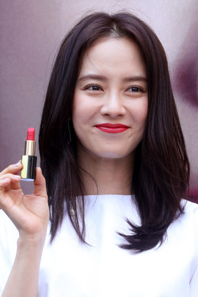 21일 오후 서울 중구 신세계백화점 본점에서 배우 송지효가 비디비치 팬사인회에 참석하고 있다.    연합뉴스