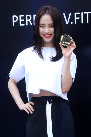 21일 오후 서울 중구 신세계백화점 본점에서 배우 송지효가 비디비치 팬사인회에 참석하고 있다.     연합뉴스