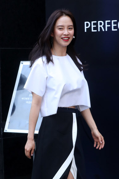 21일 오후 서울 중구 신세계백화점 본점에서 배우 송지효가 비디비치 팬사인회에 참석하고 있다.   연합뉴스