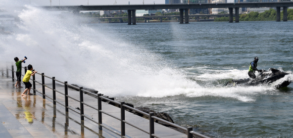 전국적으로 때이른 더위가 기승을 부린 21일 오후 서울 영등포구 여의도 물빛광장을 찾은 어린이들이 제트스키가 일으킨 물보라를 맞고 있다.  손형준 기자 boltagoo@seoul.co.kr