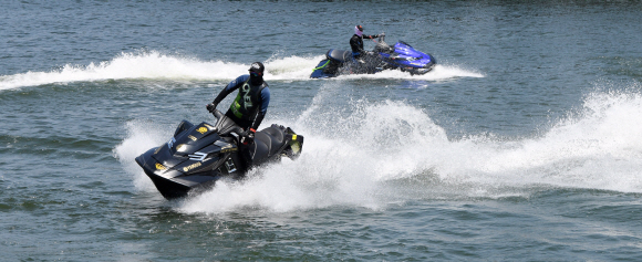 전국적으로 때이른 더위가 기승을 부린 21일 오후 서울 여의도 한강공원 인근 한강에서 시민들이 시원하게 물살을 가르며 제트스키를 타고 있다.  손형준 기자 boltagoo@seoul.co.kr