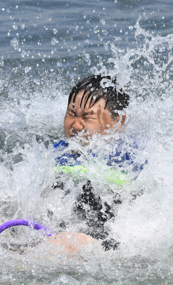 전국적으로 때이른 더위가 기승을 부린 21일 오후 서울 영등포구 여의도 물빛광장을 찾은 한 어린이가 물놀이를 즐기며 더위를 식히고 있다.  손형준 기자 boltagoo@seoul.co.kr