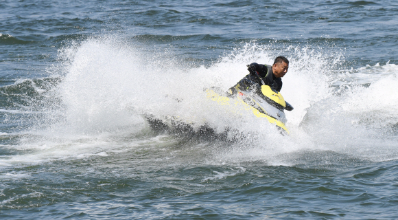 전국적으로 때이른 더위가 기승을 부린 21일 오후 서울 여의도 한강공원 인근 한강에서 한 시민이 시원하게 물살을 가르며 제트스키를 타고 있다.  손형준 기자 boltagoo@seoul.co.kr