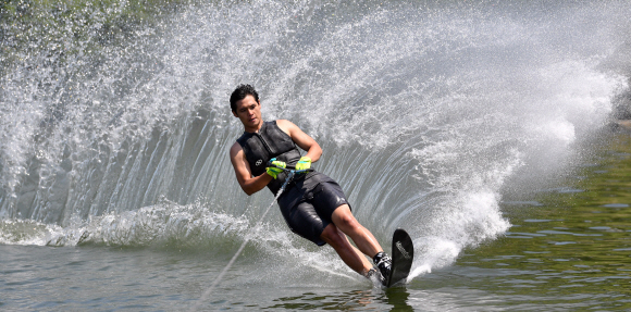 서울이 초여름 날씨를 보인 21일 서울 한강 잠원지구 리버시티 수상스키장 인근에서 한 시민이 수상스키를 타고 있다.  박지환 기자 popocar@seoul.co.kr