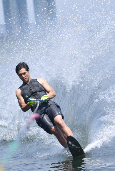 서울이 초여름 날씨를 보인 21일 서울 한강 잠원지구 리버시티 수상스키장 인근에서 한 시민이 수상스키를 타고 있다.  박지환 기자 popocar@seoul.co.kr