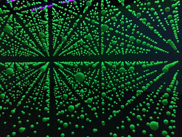 신작으로 야광페인트를 칠한 탁구공 수천개를 나일론 줄에 매달고 특수 조명을 비춰 놓아 분자들의 움직임을 보는 듯 환상적이다.