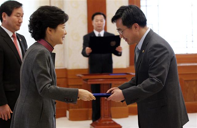 2013년 3월 당시 박근혜 대통령으로부터 국무조정실장 임명장을 받고 있다. 이언탁 기자 utl@seoul.co.kr