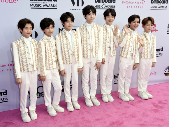 중국 보이그룹 ‘YH Boys’가 21일(현지시간) 미국 라스베이거스 T-모바일 아레나에서 열린 ‘2017 빌보드 뮤직 어워드’에 참석해 포토월에서 포즈를 취하고 있다. AP 연합뉴스