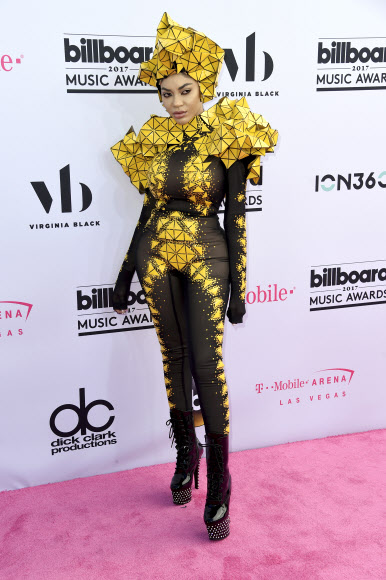 가수 겸 패션디자이너 덴시아(Dencia)가 21일(현지시간) 미국 라스베이거스 T-모바일 아레나에서 열린 ‘2017 빌보드 뮤직 어워드’에 참석해 포토월에서 포즈를 취하고 있다. AP 연합뉴스