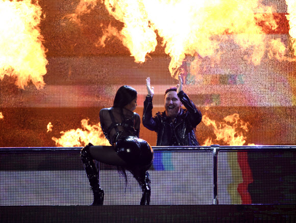 가수 니키 미나즈와 DJ 데이비드 게타가 21일(현지시간) 미국 라스베이거스 T-모바일 아레나에서 열린 ‘2017 빌보드 뮤직 어워드’ 무대에 올라 합동 공연을 펼치고 있다. AP 연합뉴스