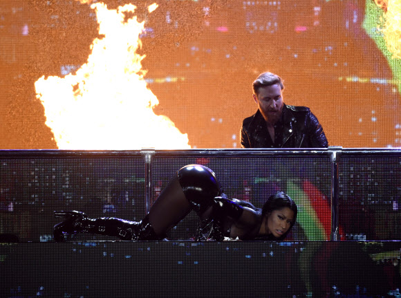 가수 니키 미나즈와 DJ 데이비드 게타가 21일(현지시간) 미국 라스베이거스 T-모바일 아레나에서 열린 ‘2017 빌보드 뮤직 어워드’ 무대에 올라 합동 공연을 펼치고 있다. AP 연합뉴스