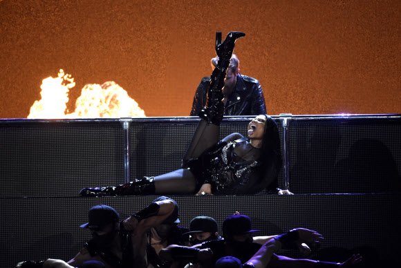 가수 니키 미나즈와 DJ 데이비드 게타가 21일(현지시간) 미국 라스베이거스 T-모바일 아레나에서 열린 ‘2017 빌보드 뮤직 어워드’ 무대에 올라 합동 공연을 펼치고 있다. AP 연합뉴스