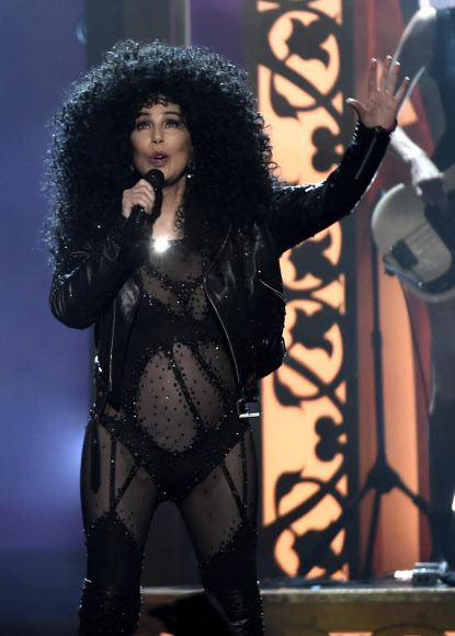 가수 셰어가 21일(현지시간) 미국 라스베이거스 T-모바일 아레나에서 열린 ‘2017 빌보드 뮤직 어워드’ 무대에 올라 공연을 펼치고 있다. AP 연합뉴스