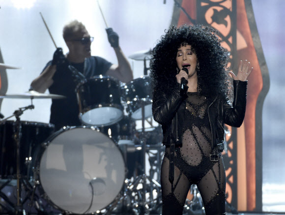 가수 셰어가 21일(현지시간) 미국 라스베이거스 T-모바일 아레나에서 열린 ‘2017 빌보드 뮤직 어워드’ 무대에 올라 공연을 펼치고 있다. AP 연합뉴스