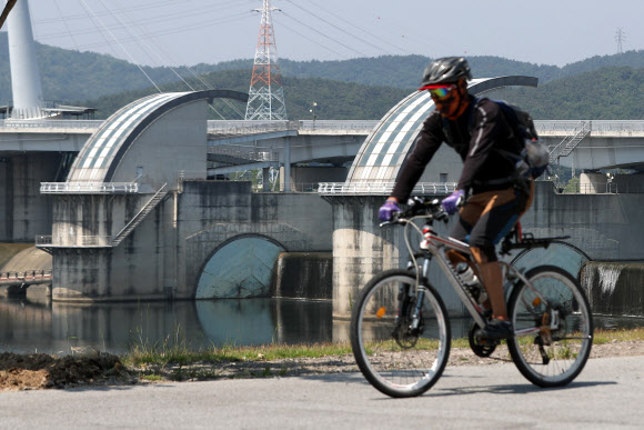 강정고령보에서 자전거 타는 시민