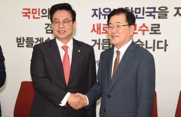 정의용 국가안보실장이 22일 국회에서 정우택 자유한국당 원내대표를 예방, 인사를 나누고 있다. 이종원 선임기자 jongwon@seoul.co.kr