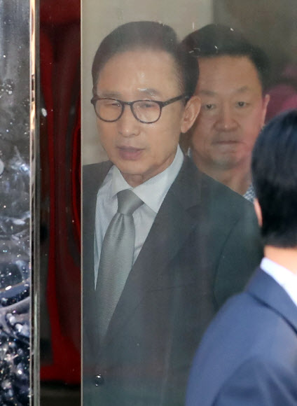 굳은 표정으로 사무실 나서는 MB