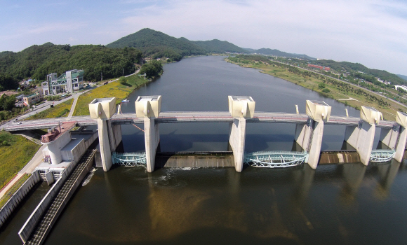 문재인 대통령이 4대강 정책감사 및 보 상시 개방을 지시한 22일 충남 공주시 공주보의 모습. 2017.5.22 도준석 기자 pado@seoul.co.kr