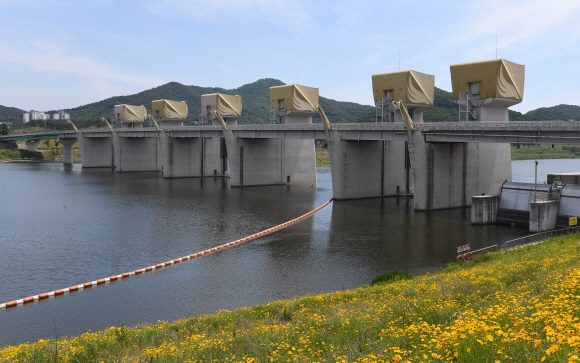 문재인 대통령이 4대강 정책감사 및 보 상시 개방을 지시한 22일 충남 공주시 공주보의 모습. 2017.5.22 도준석 기자 pado@seoul.co.kr