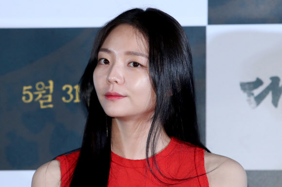 배우 이솜이 22일 오후 서울 성동구 행당동 CGV 왕십리점에서 열린 영화 ’대립군’ 언론시사회에서 질문을 듣고 있다.  연합뉴스