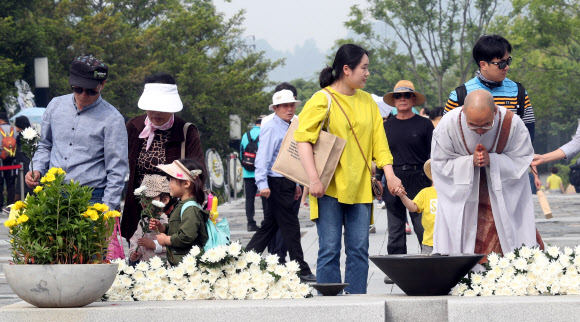 봉하마을 찾은 시민