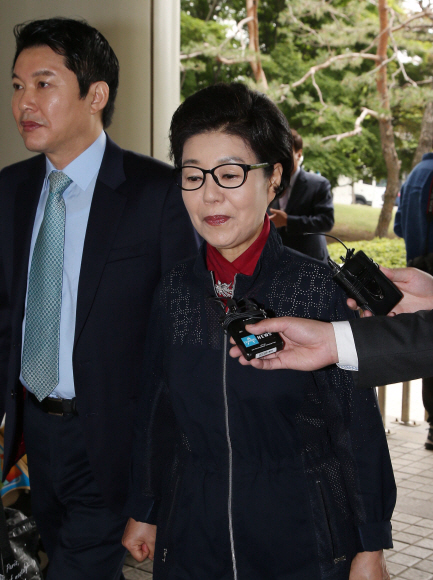 23일 서울 서초구 서울중앙지법에서 박근혜 전 대통령에 대한 재판이 열린 가운데 박 전 대통령의 동생 박근령 씨가 재판 방청을 위해 법원을 찾았다. 하지만 방청권이 없어 박 씨는 되돌아 갔다. 2017. 05. 23 정연호 기자 tpgod@seoul.co.kr