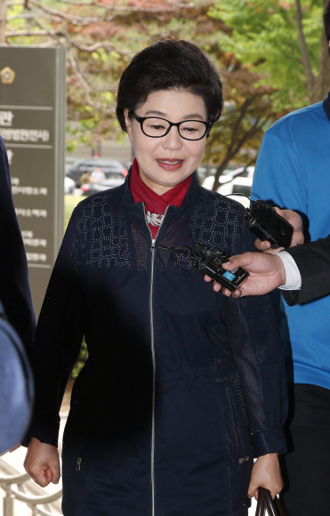 23일 서울 서초구 서울중앙지법에서 박근혜 전 대통령에 대한 재판이 열린 가운데 박 전 대통령의 동생 박근령 씨가 재판 방청을 위해 법원을 찾았다. 하지만 방청권이 없어 박 씨는 되돌아 갔다. 2017. 05. 23 정연호 기자 tpgod@seoul.co.kr