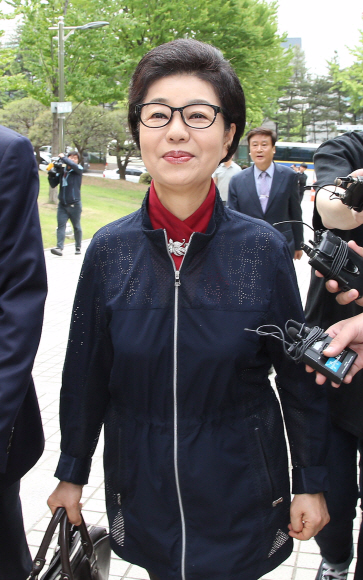 23일 서울 서초구 서울중앙지법에서 박근혜 전 대통령에 대한 재판이 열린 가운데 박 전 대통령의 동생 박근령 씨가 재판 방청을 위해 법원을 찾았다. 하지만 방청권이 없어 박 씨는 되돌아 갔다. 2017. 05. 23 정연호 기자 tpgod@seoul.co.kr