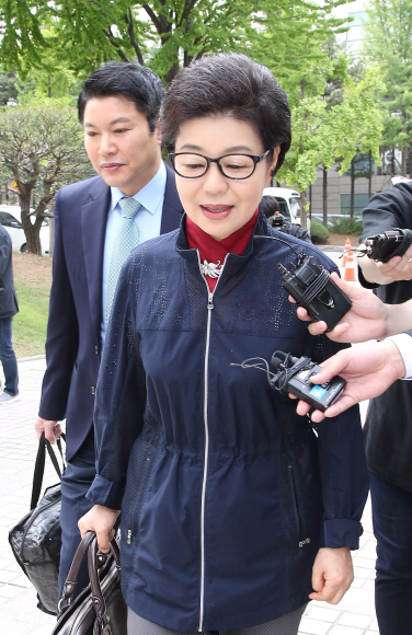 23일 서울 서초구 서울중앙지법에서 박근혜 전 대통령에 대한 재판이 열린 가운데 박 전 대통령의 동생 박근령 씨가 재판 방청을 위해 법원을 찾았다. 하지만 방청권이 없어 박 씨는 되돌아 갔다. 2017. 05. 23 정연호 기자 tpgod@seoul.co.kr