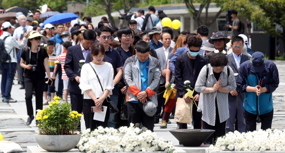 길게 이어진 추모객 발길