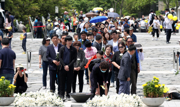 길게 이어진 추모객 발길