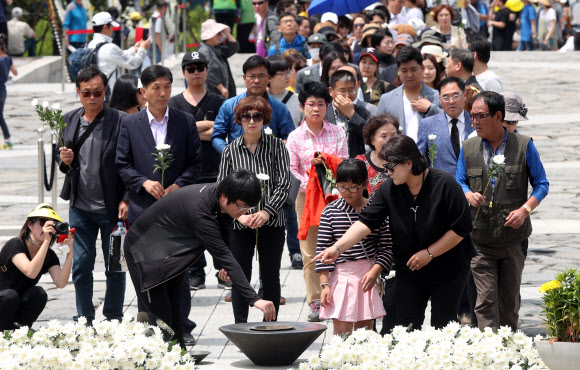 봉하 찾은 많은 시민