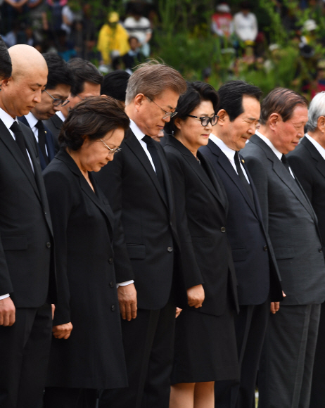 문재인 대통령이 23일 오후 경남 김해시 진영읍 봉하마을에서 열린 故 노무현 전 대통령 서거 8주기 추도식에 참석해 있다. 2017. 05. 23 안주영 기자 jya@seoul.co.kr