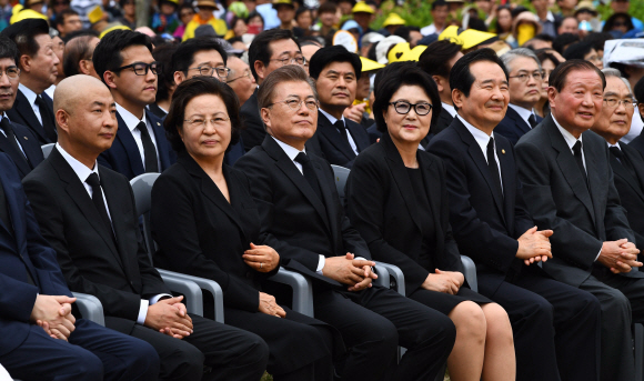 문재인 대통령이 23일 오후 경남 김해시 진영읍 봉하마을에서 열린 故 노무현 전 대통령 서거 8주기 추도식에 참석해 있다. 2017. 05. 23 안주영 기자 jya@seoul.co.kr
