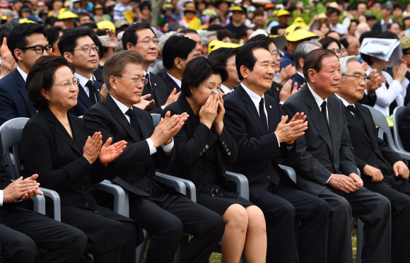 문재인 대통령이 23일 오후 경남 김해시 진영읍 봉하마을에서 열린 故 노무현 전 대통령 서거 8주기 추도식에 참석해 있다. 2017. 05. 23 안주영 기자 jya@seoul.co.kr