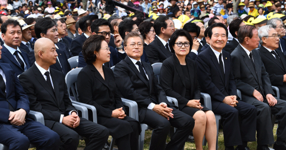 문재인 대통령이 23일 오후 경남 김해시 진영읍 봉하마을에서 열린 故 노무현 전 대통령 서거 8주기 추도식에 참석해 있다. 2017. 05. 23 안주영 기자 jya@seoul.co.kr