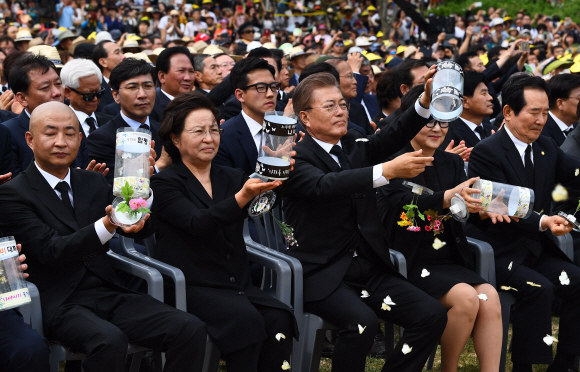 문재인 대통령이 23일 오후 경남 김해시 진영읍 봉하마을에서 열린 故 노무현 전 대통령 서거 8주기 추도식에 참석해 있다. 2017. 05. 23 안주영 기자 jya@seoul.co.kr