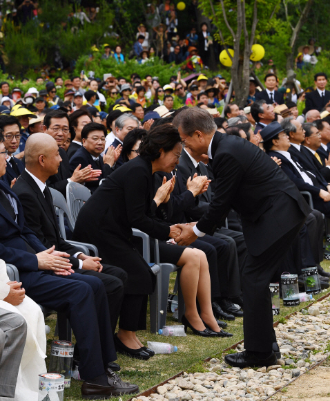 문재인 대통령이 23일 오후 경남 김해시 진영읍 봉하마을에서 열린 故 노무현 전 대통령 서거 8주기 추도식에 참석해 있다. 2017. 05. 23 안주영 기자 jya@seoul.co.kr