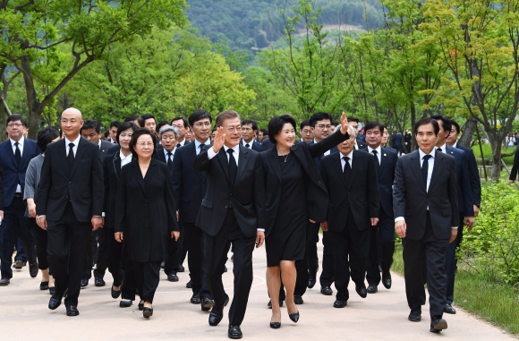 문재인 대통령이 23일 오후 경남 김해시 진영읍 봉하마을에서 열린 故 노무현 전 대통령 서거 8주기 추도식에 참석하고 있다. 2017. 05. 23 안주영 기자 jya@seoul.co.kr