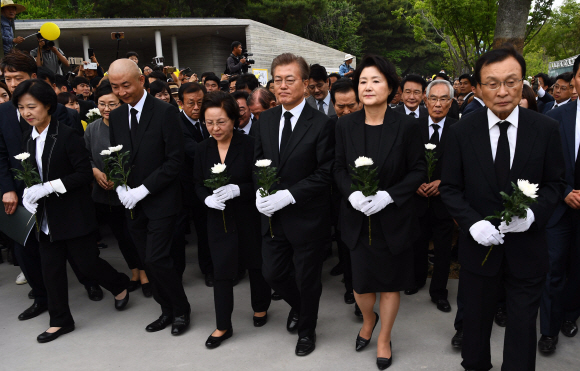 문재인 대통령이 23일 오후 경남 김해시 진영읍 봉하마을에서 열린 故 노무현 전 대통령 서거 8주기 추도식 참석후 표역으로 이동하고있다. 2017. 05. 23 안주영 기자 jya@seoul.co.kr