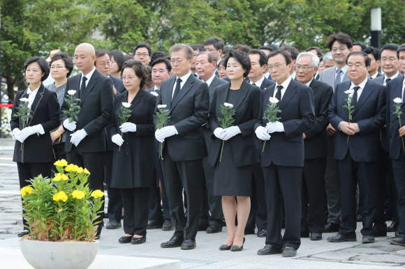 문재인 대통령이 23일 김해 봉하마을에서 열린 고 노무현 전 대통령 서거 8주기 추도식에 참석,  헌화하고 있다. 2017. 05. 23 안주영 기자 jya@seoul.co.kr