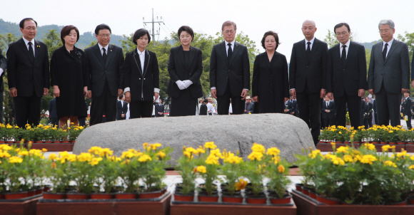 문재인 대통령이 23일 김해 봉하마을에서 열린 고 노무현 전 대통령 서거 8주기 추도식에 참석, 권양숙 여사와 함께 헌화하고 있다. 2017. 05. 23 안주영 기자 jya@seoul.co.krr
