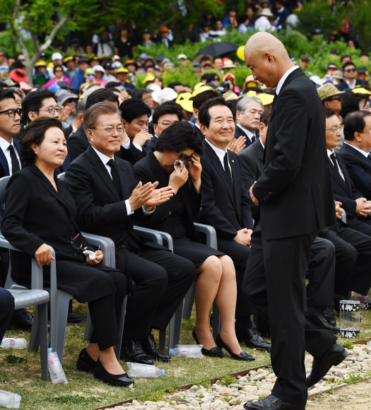 문재인 대통령이 23일 오후 경남 김해시 진영읍 봉하마을에서 열린 故 노무현 전 대통령 서거 8주기 추도식에 참석해 있다. 2017. 05. 23 안주영 기자 jya@seoul.co.kr