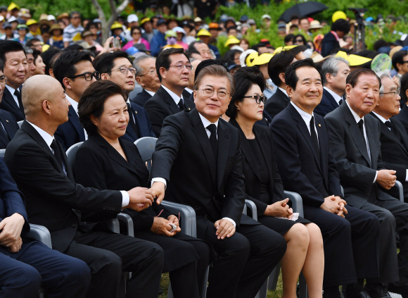 문재인 대통령이 23일 오후 경남 김해시 진영읍 봉하마을에서 열린 故 노무현 전 대통령 서거 8주기 추도식에 참석해 있다. 2017. 05. 23 안주영 기자 jya@seoul.co.kr