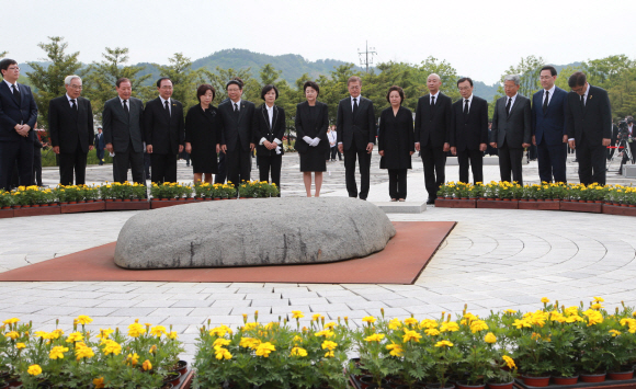 문재인 대통령이 23일 김해 봉하마을에서 열린 고 노무현 전 대통령 서거 8주기 추도식에 참석, 권양숙 여사와 함께 헌화하고 있다. 2017. 05. 23 안주영 기자 jya@seoul.co.kr