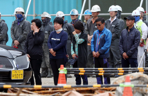 침통한 표정의 미수습자 가족들