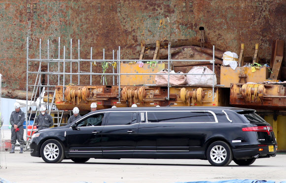 예 갖추는 선체 수색관계자들